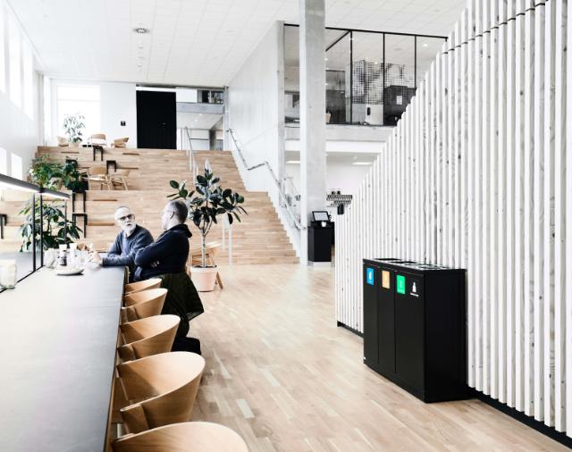 Waste sorting in a canteen in a company